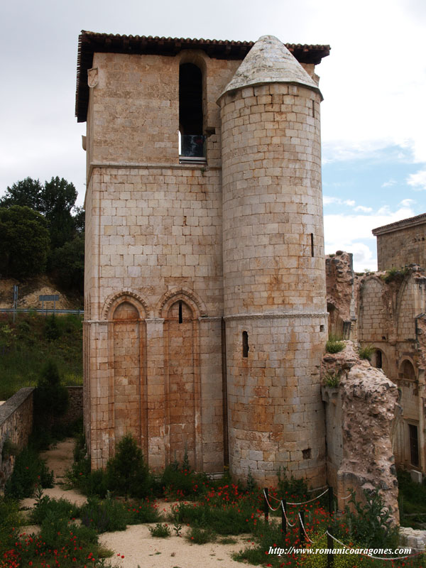 TORRE ADOSADA AL NORTE Y ESTRUCTURA QUE ALBERGA LA ESCALERA